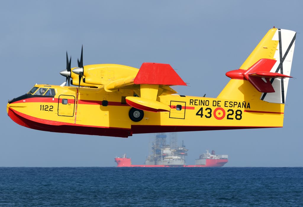 Canadair CL-415 SuperScooper (HER1328) - Registration UD.13-28