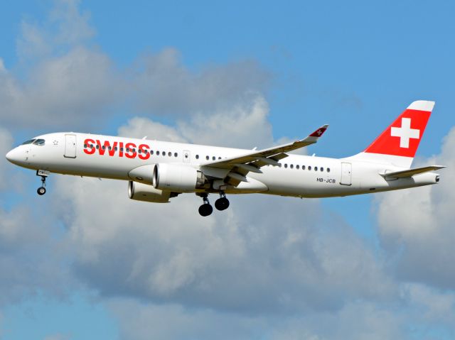 Airbus A220-300 (HB-JCB) - Kystvejen RWY22L