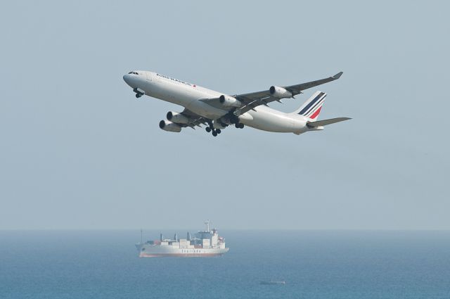 Airbus A340-300 (F-GLZK)