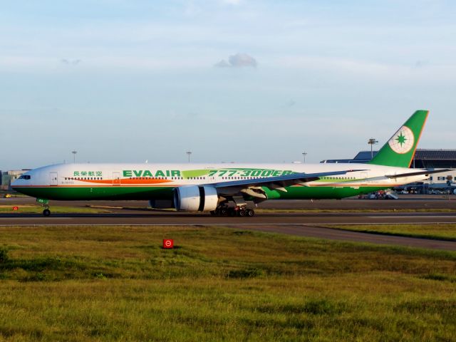 BOEING 777-300 (B-16703)