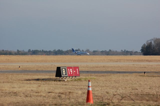 Embraer ERJ-135 (N617WA) - Taxiing on foxtrot to parking at Lone Star.