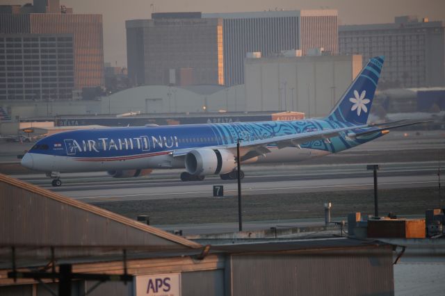 Boeing 787-9 Dreamliner (F-OMUA)