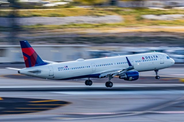 Airbus A321 (N103DY) - A Delta Airlines A321 landing at PHX on 2/28/23. Taken with a Canon R7 and Canon EF 100-400 L ii lens.