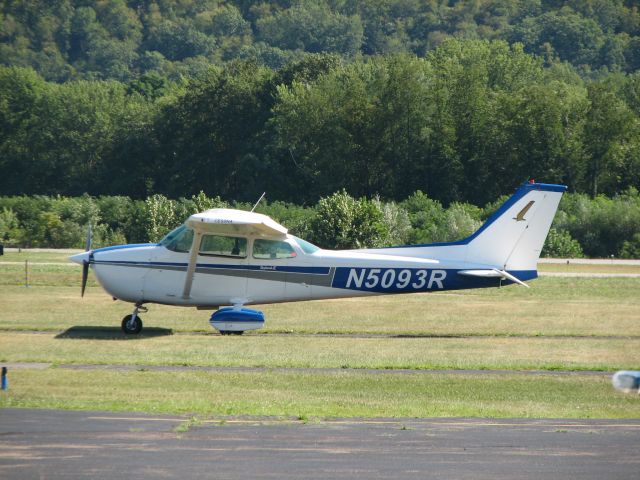 Cessna Skyhawk (N5093R) - A Cessna 172M at Williamsport