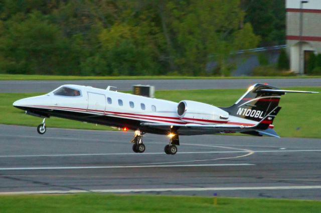 Learjet 31 (N100BL)