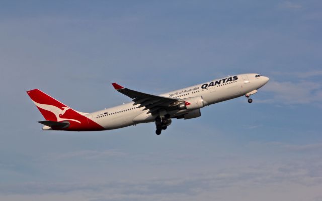 Airbus A330-300 (VH-EBA)