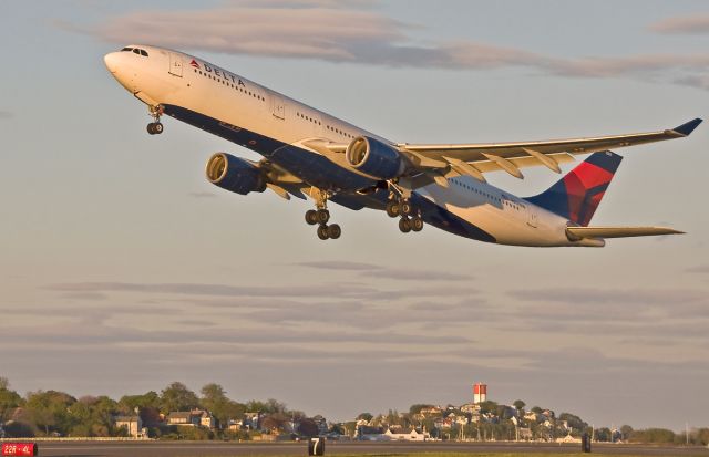 Airbus A330-300 (N817NW) - RWY 33L launch to AMS