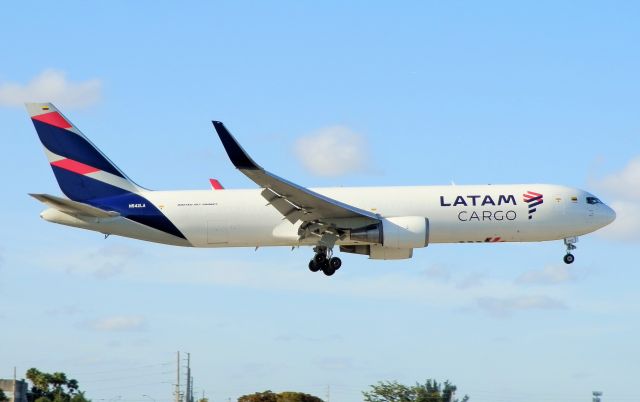 BOEING 767-300 (N542LA)