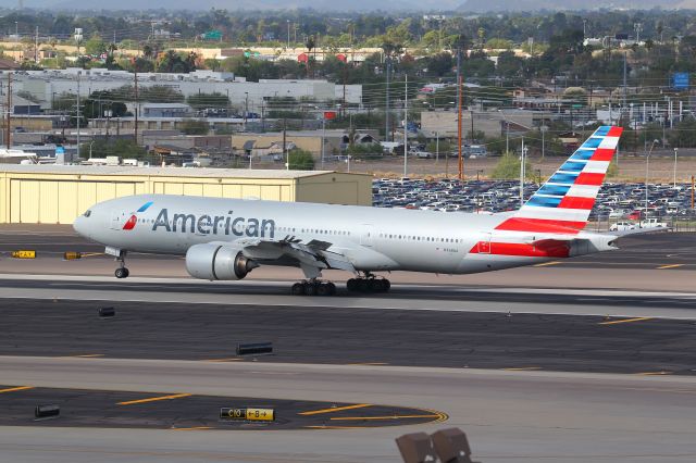 Boeing 777-200 (N768AA)