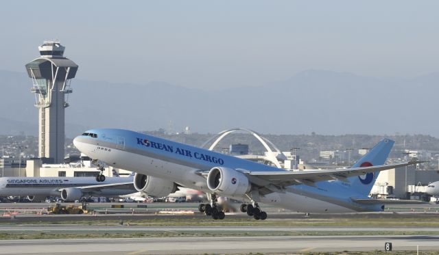 BOEING 777-200LR (HL8075) - Departing LAX on 25L