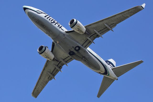 Boeing 737-700 (N622AS) - Taking off.