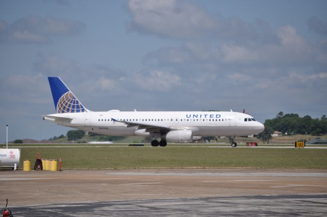 Airbus A320 (N451UA)