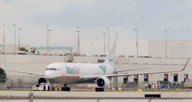 BOEING 767-300 (N420LA)