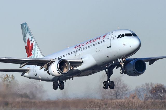 Airbus A320 (C-GQCA)