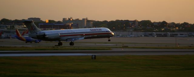 McDonnell Douglas MD-83 (N9677W)