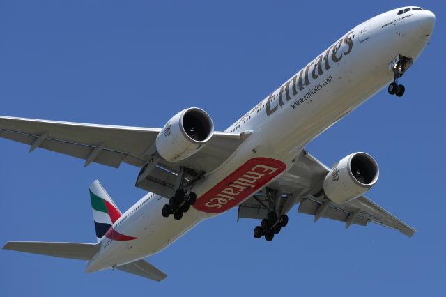 BOEING 777-300 (A6-EGB)
