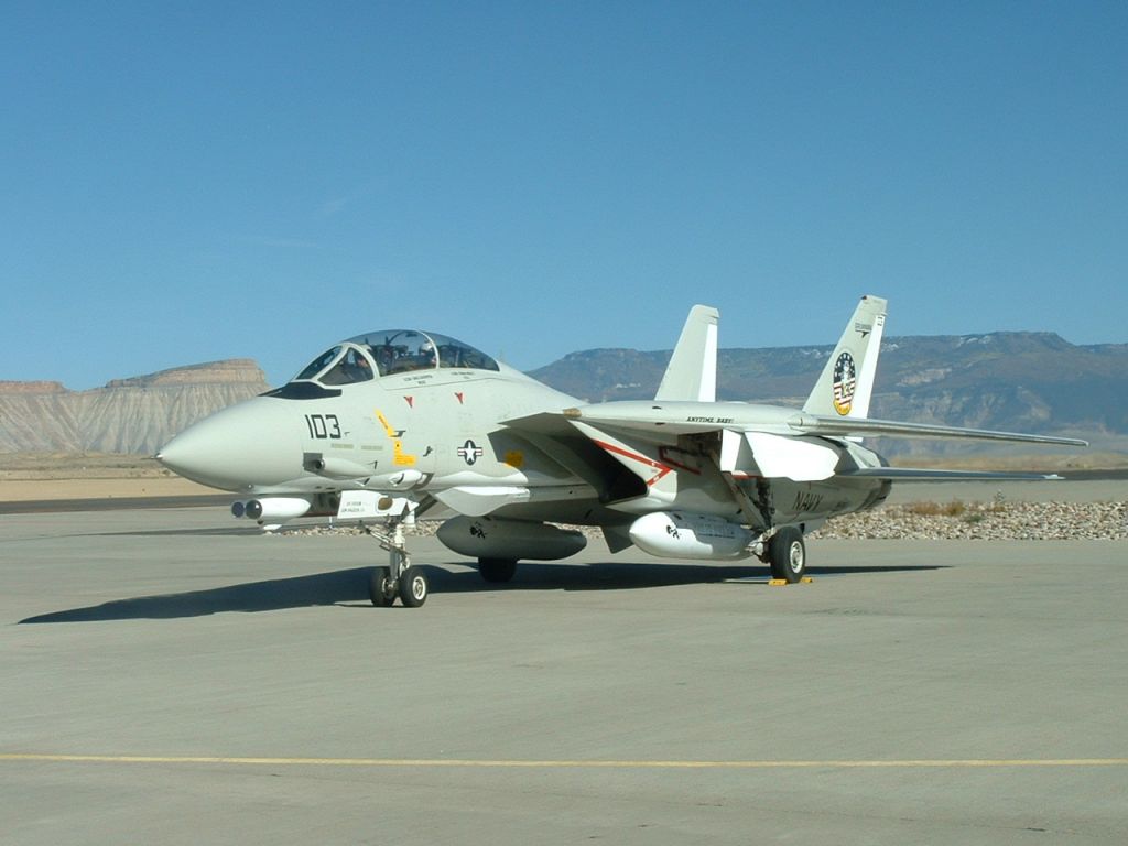 Grumman F-14 Tomcat (16-4350) - 28 SEP 2006 - One of the final Tomcats on a gas stop making its way from NAS Oceana to KPMD where it was to become a museum piece.