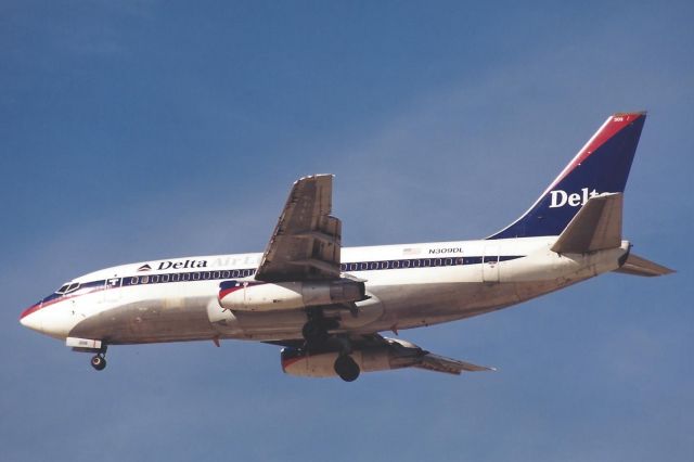 Boeing 737-200 (N309DL)