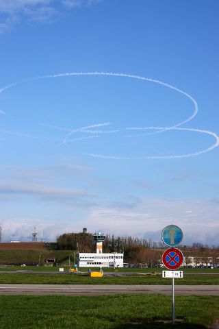 — — - View of the public street crossing the runway. You can clearly see combat activity of the Swiss and the French Air Force above the Tower, the latter where flying with Mirage 2000-5F out of Payerne for this Exercise called EPERVIER.