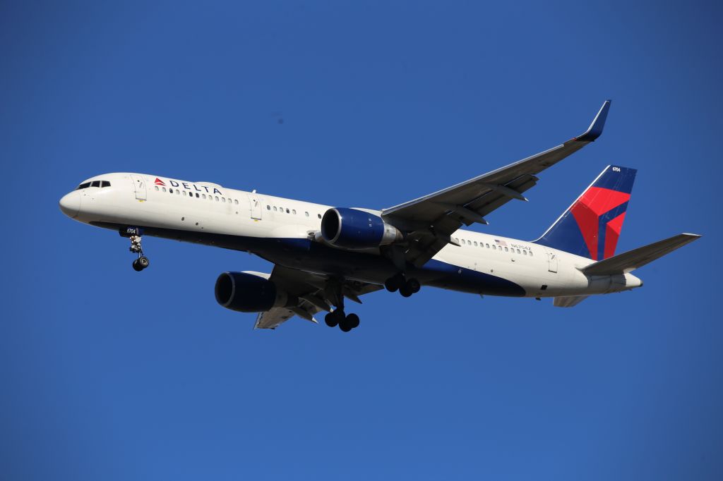 Boeing 757-200 (N6704Z)