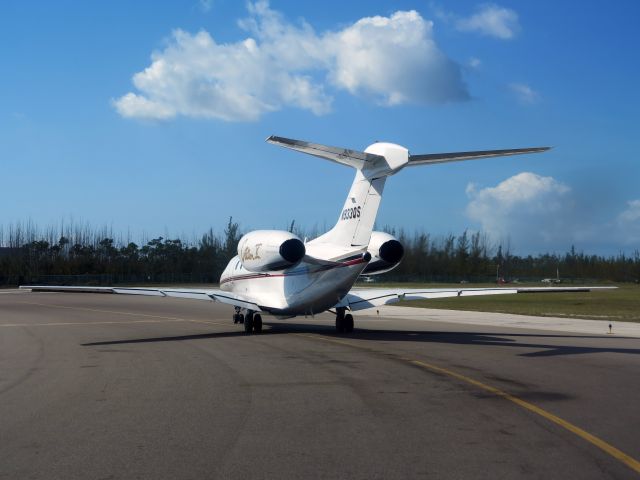 Dassault Falcon 2000 (N933QS) - Holding short runway 14.