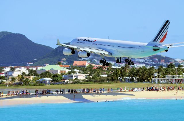 Airbus A340-300 (F-GLZP)