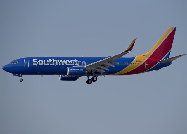 Boeing 737-800 (N8546V)