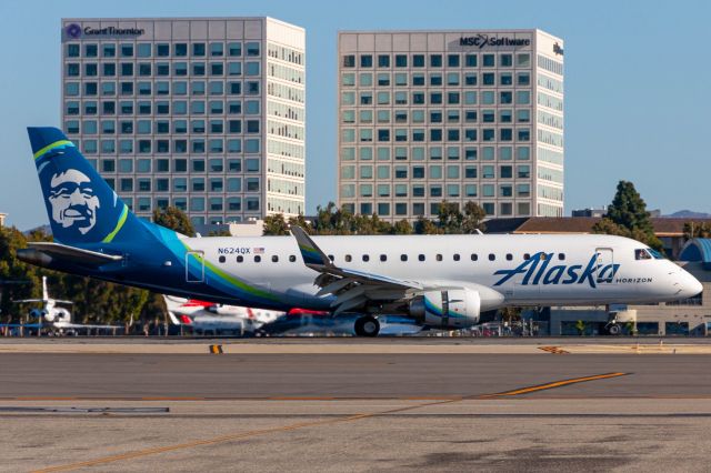 Embraer 175 (N624QX)