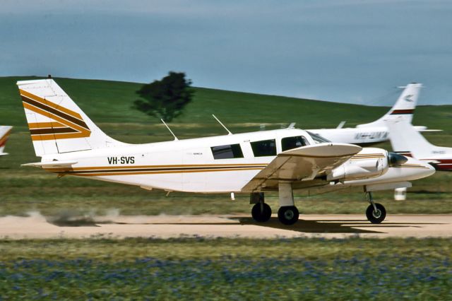 Cirrus SR-20 (VH-SVS) - PIPER PA -34-200 SENECA - REG : VH-SVS (CN 34-7350172) - JAMESTOWN AIRPORT SA. AUSTRALIA - YJST 13/9/1997