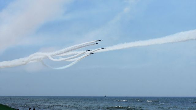 Aero L-39 Albatros — - Breitling Jet team performing at Bethpage Airshow 2016 (Please help identify this maneuver).