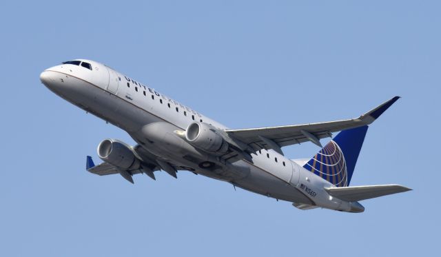 Embraer 175 (N156SY) - Departing LAX