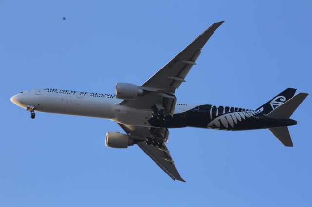BOEING 777-300ER (ZK-OKO)