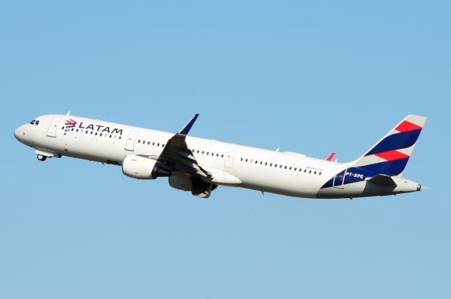 Airbus A321 (PT-XPE)