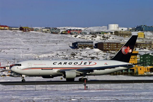 Boeing 757-200 (C-FMCJ) - It was a beautiful clear day. I was out with my 6 year old boy Plane Spotting at the Runway. 