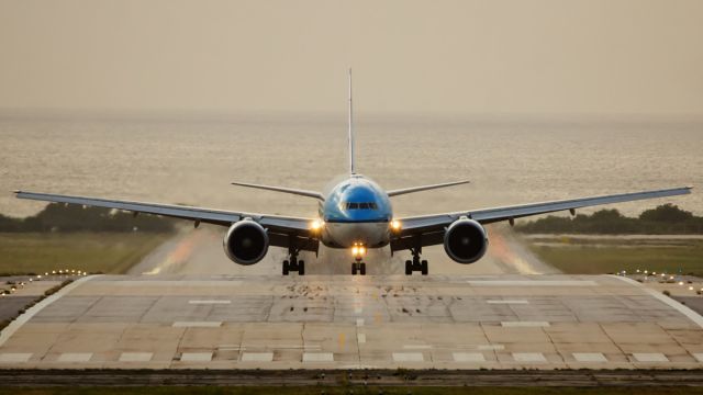 Boeing 777-200 (PH-BQB) - Face to face arrival from Bonaire.