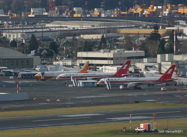 Boeing 757-200 (B-2876) - KBFI - B-2876 on the left and B-2875 on the right - the last 2 757s built by Boeing Aircraft. photo date Jan 24th, 2005 photo,