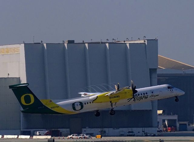 de Havilland Dash 8-400 (N407QX)