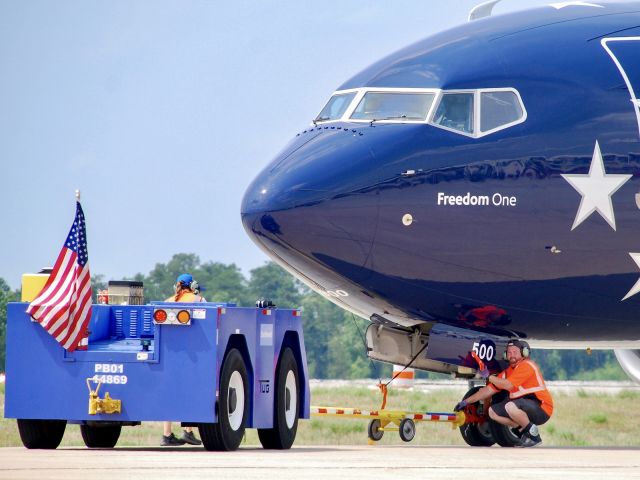 Boeing 737-800 (N500WR) - Just after pushback with a rather patriotic tug to match.  7/10/21.