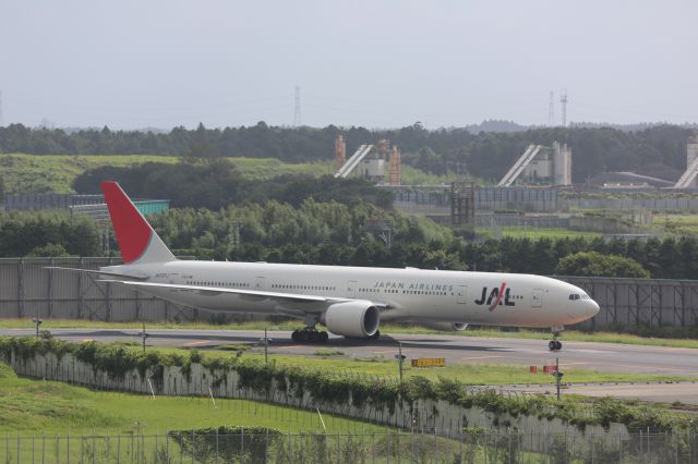 BOEING 777-300 (JA737J)