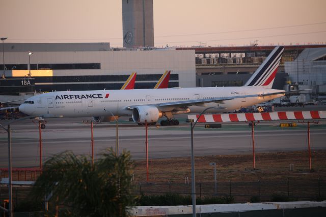 BOEING 777-300ER (F-GSQL)