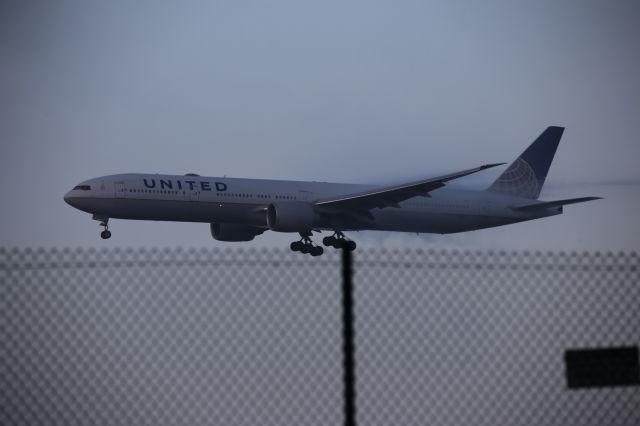 BOEING 777-300ER (N2332U)