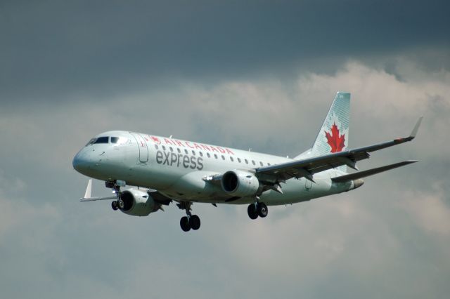 Embraer 170/175 (C-FUJE) - 2009 Embraer ERJ-175SU (17000291) arriving from YOW (July 23, 2020)