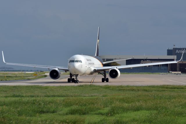 BOEING 767-300 (N337UP)