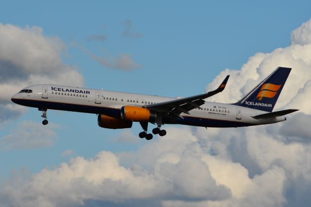 Boeing 757-200 (TF-FIZ) - Landing RWY 34C