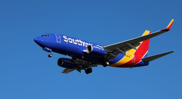 Boeing 737-700 (N7863A) - On final is this 2002 Southwest Airlines Boeing 737-7Q8 in the Autumn of 2020.