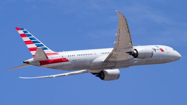 Boeing 787-8 (N817AN) - First Dreamliner I've been able to ð·br /br /Taking off to Chicago on 08L