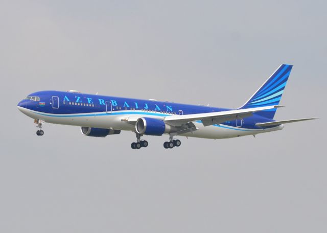 BOEING 767-300 (4K-AI01)