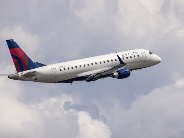 EMBRAER 175 (long wing) (N214JQ) - Take off 22R. Canon 600mm lens. 08-AUG-2022.