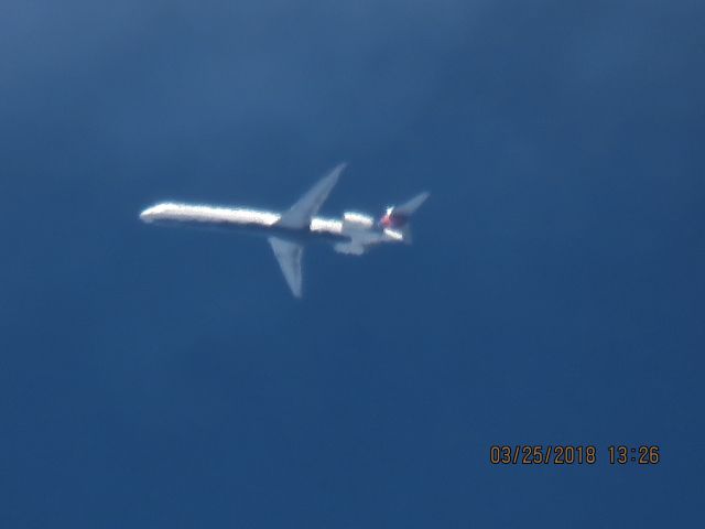 McDonnell Douglas MD-90 (N942DN)