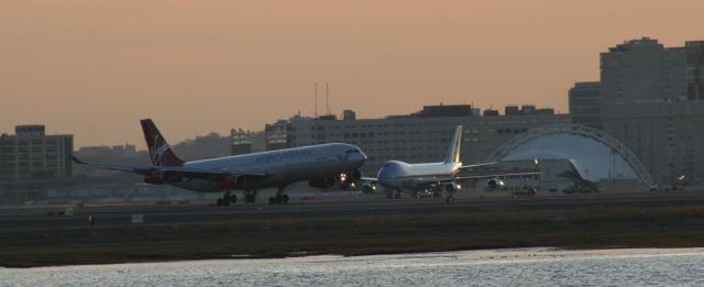 Boeing 747-200 (82-8000)